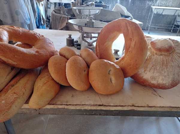 Fotografia tomada fuera de Panadería Madrigal - Panadería en Valdepiélago, León