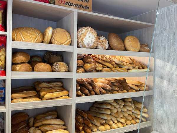 Fotografia tomada fuera de Panadería Malpartida - Panadería en San Lorenzo de El Escorial, Madrid