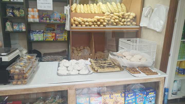 Fotografia tomada fuera de Panaderia Maria de la Algaida - Carri y Pepa - Panadería en La Algaida, Cádiz