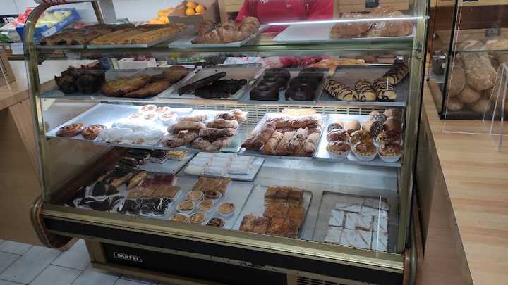 Fotografia tomada fuera de Panadería Mon - Panadería en Infiesto, Asturias