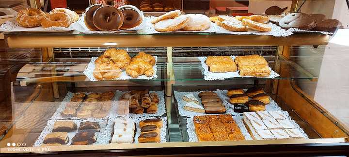 Fotografia tomada fuera de Panadería Mon Ribadesella - Panadería en Ribadesella, Asturias