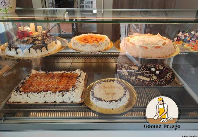 Fotografia tomada fuera de Panadería Pastelería Artesanal Gómez Priego - Pastelería en Doña Mencía, Córdoba