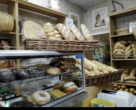 Fotografia tomada fuera de Panaderia Pasteleria Delicias - Pastelería en Torres de la Alameda, Madrid