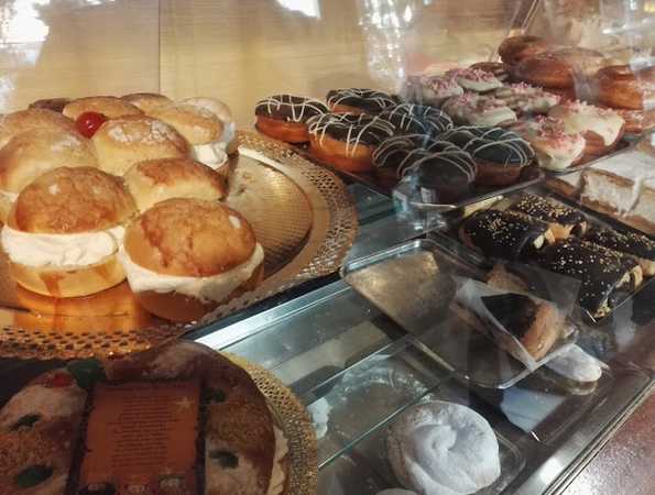 Fotografia tomada fuera de Panadería Pastelería Gran Vía - Pastelería en Aracena, Huelva