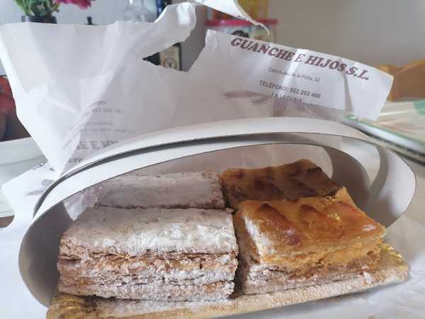 Fotografia tomada fuera de Panadería Pastelería Guanche e hijos - Panadería en La Laguna, Santa Cruz de Tenerife