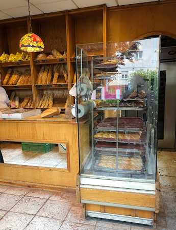 Fotografia tomada fuera de Panadería Pastelería La Artesana - Panadería en Santander, Cantabria