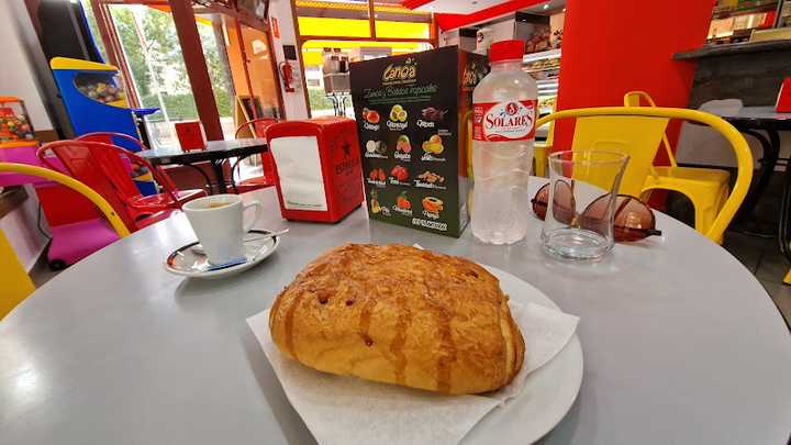 Fotografia tomada fuera de Panadería pasteleria La Favorita - Panadería en Castellón de la Plana, Castellón