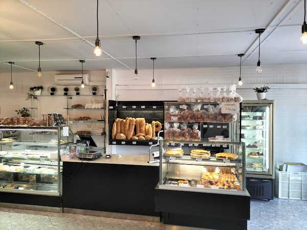 Fotografia tomada fuera de Panadería pastelería Martin - cafeterías en La Cabrera, Madrid