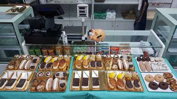 Fotografia tomada fuera de Panadería Pastelería Niel Escobar - Panadería en Balanegra, Almería