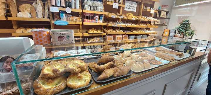 Fotografia tomada fuera de Panadería Pastelería Ribón C/ Las Farolas - Panadería en Medina del Campo, Valladolid