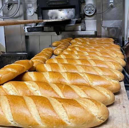 Fotografia tomada fuera de Panaderia Pedro - Panadería en Lezuza, Albacete