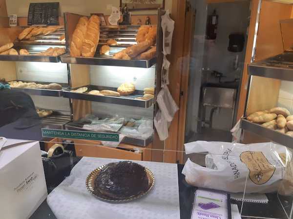 Fotografia tomada fuera de Panadería Pedro Amat - Panadería en Petrer, Alicante