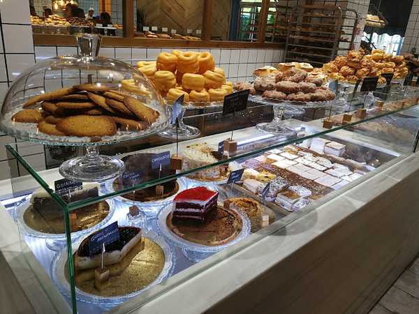 Fotografia tomada fuera de Panadería Peter & Pan - Panadería en Los Corrales de Buelna, Cantabria