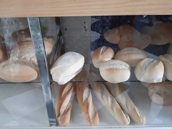 Fotografia tomada fuera de Panadería Rafael Vargas - Panadería en Alanís, Sevilla
