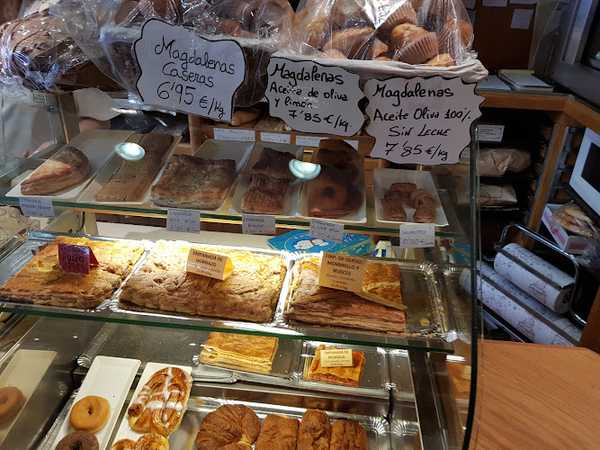 Fotografia tomada fuera de Panadería Robles Manganeses - Panadería en León, León
