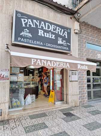 Fotografia tomada fuera de Panaderia Ruiz - Panadería en Nerja, Málaga