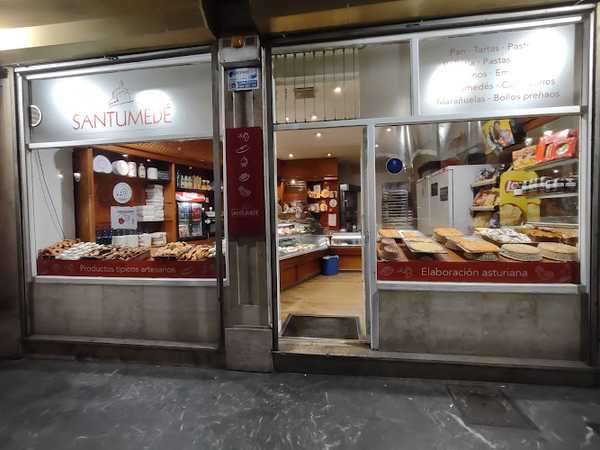 Fotografia tomada fuera de Panadería Santumedé - Panadería en Oviedo, Asturias