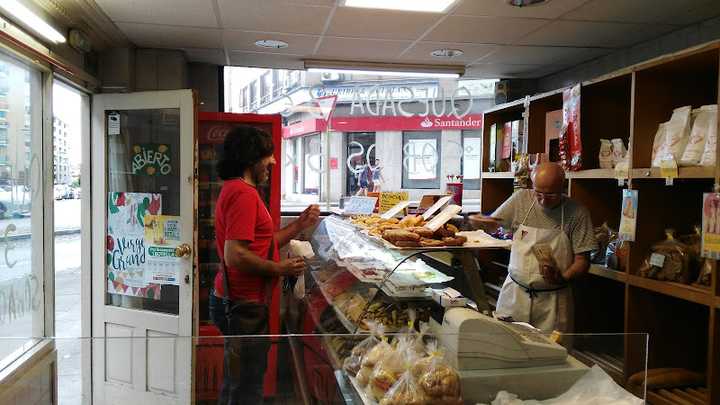 Fotografia tomada fuera de Buen Pan - Panadería en Torrelavega, Cantabria