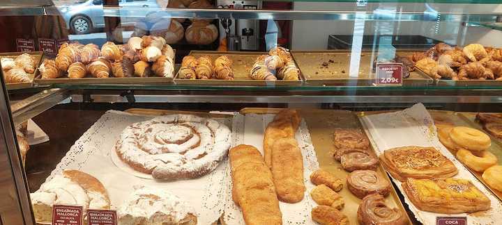 Fotografia tomada fuera de Panadería Valero Forn Tradicional - Panadería en Matadepera, Barcelona