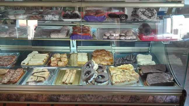 Fotografia tomada fuera de Panaderia Y Chuches Dulzopan - Panadería en Loreto, Granada