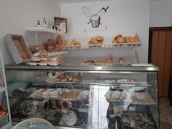 Fotografia tomada fuera de Panadería y Confitería La Rubia - Pastelería francesa en Montemayor, Córdoba