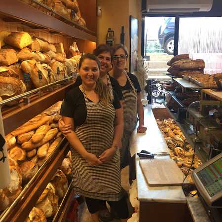 Fotografia tomada fuera de Ca l'Agustí, forners desde 1884 - Forn de pa en Cercs, Barcelona