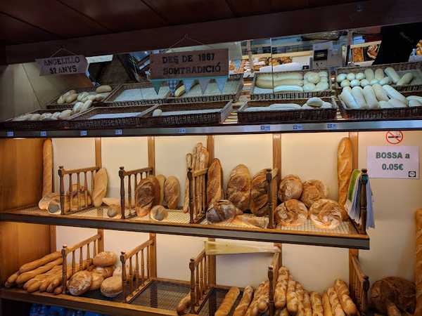 Fotografia tomada fuera de Ca l'Angelillo - Panadería en Capellades, Barcelona