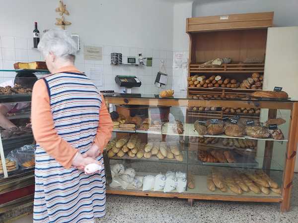 Fotografia tomada fuera de Panadería Y Repostería La Cigueña Ceniceriense S L - Panadería en Cenicero, La Rioja