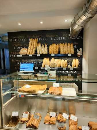 Fotografia tomada fuera de Panadería Zubiaga - Panadería en Comillas, Cantabria