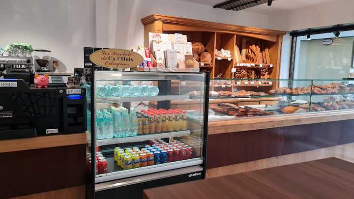 Fotografia tomada fuera de Ca l'Huix - Panadería en Olot, Girona