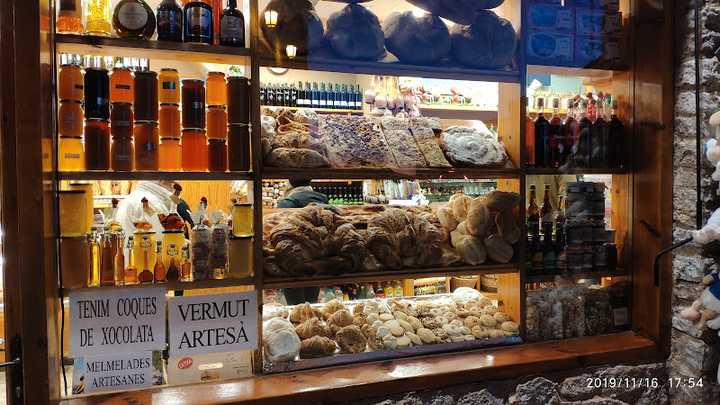 Fotografia tomada fuera de Ca La Fina - Tienda de alimentación en Castellar de n'Hug, Barcelona