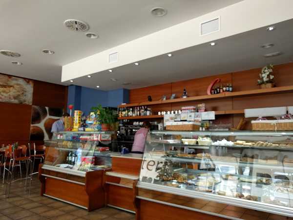 Fotografia tomada fuera de Panaderia/Cafeteria Casa Delfín - Panadería en Monzón, Huesca