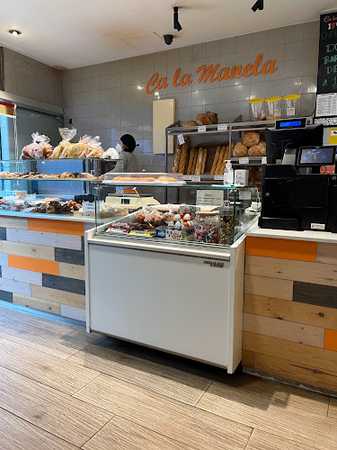 Fotografia tomada fuera de Ca La Manela - Panadería en Arenys de Mar, Barcelona