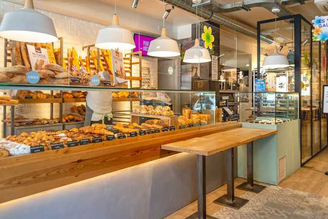 Fotografia tomada fuera de Panet Macià - Forn de Pa, Pastisseria i Cafeteria - Panadería en Sant Boi de Llobregat, Barcelona