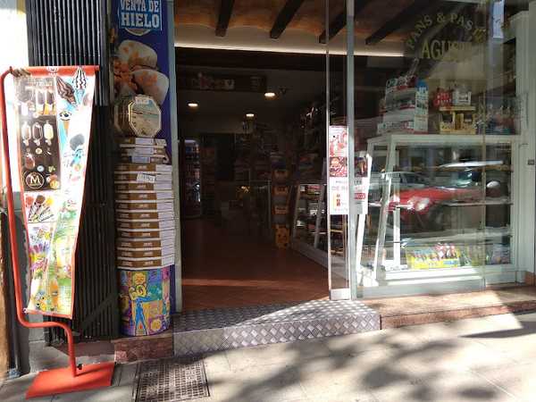 Fotografia tomada fuera de Pans Pastes Agustí - Panadería en Ciutadella de Menorca, Baleares