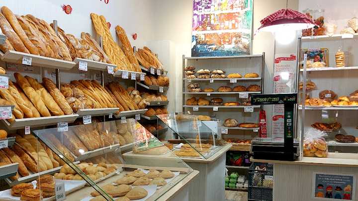 Fotografia tomada fuera de Pastelería - Panadería La Colosal - Panadería en Avilés, Asturias