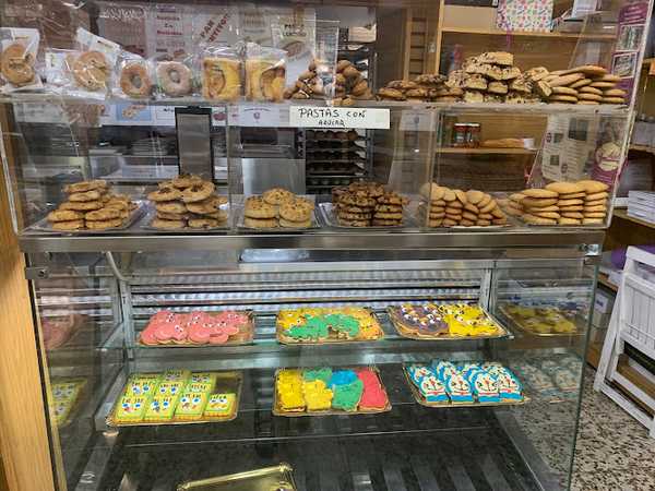 Fotografia tomada fuera de Pasteleria Adeli Croissanteria - Pastelería en San Fernando de Henares, Madrid