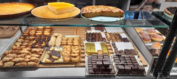 Fotografia tomada fuera de Pastelería Aizpurua - cafeterías en Zarautz, Gipuzkoa
