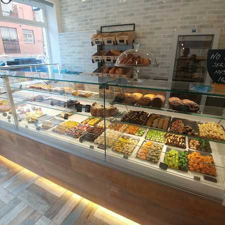 Fotografia tomada fuera de Pastelería Akebia - Pastelería en San Sebastián de los Reyes, Madrid