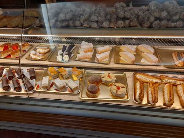 Fotografia tomada fuera de Pastelería Almonacid - Pastelería en Utiel, Valencia
