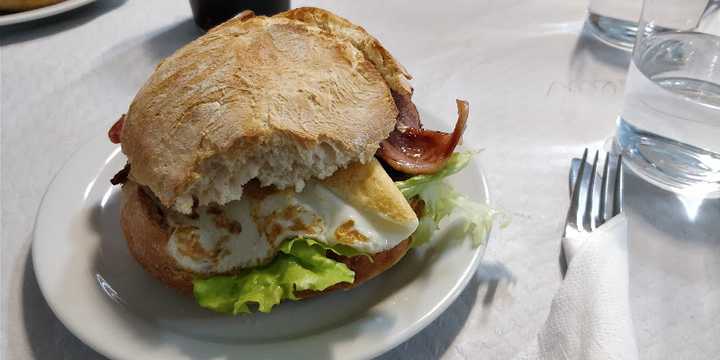Fotografia tomada fuera de Cafe Araba - Cafetería en Laudio, Álava