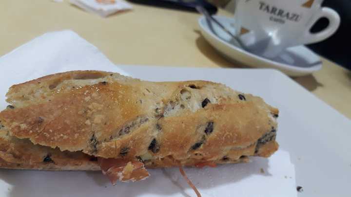 Fotografia tomada fuera de Pastelería Angelines - cafeterías en Albatàrrec, Lleida