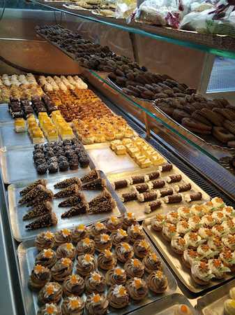 Fotografia tomada fuera de Pastelería Argentina - La Nueva Vienesa - Pastelería en Móstoles, Madrid