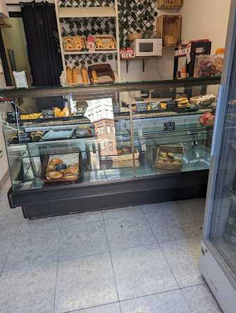 Fotografia tomada fuera de Pasteleria Aroma Latino - Panadería en Madrid, Madrid