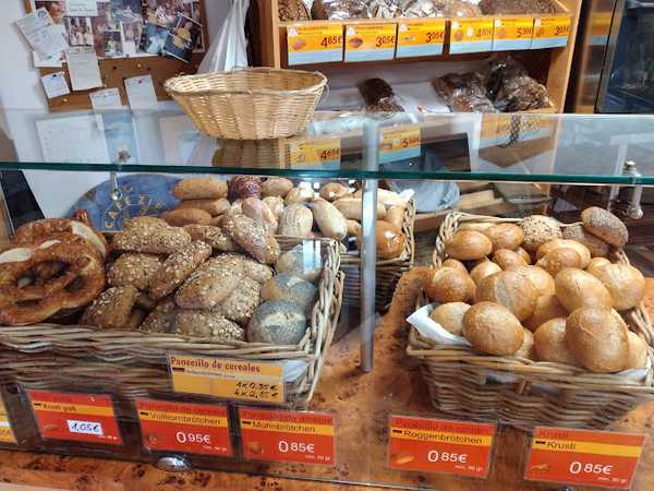 Fotografia tomada fuera de Cafe Bäckerei Zipf - Panadería en San Bartolomé de Tirajana, Las Palmas