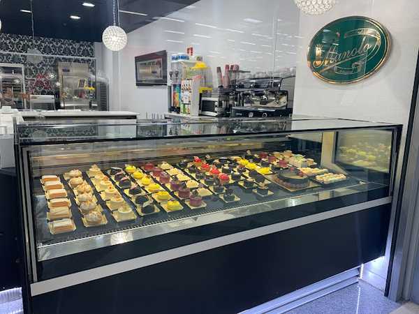 Fotografia tomada fuera de Pastelería Artesanal Manolo. C. C. El Ventanal de la Sierra, Colmenar Viejo - Pastelería en Colmenar Viejo, Madrid