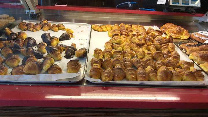 Fotografia tomada fuera de Pastelería Artesanal Manolo. Calle de la Feria, Colmenar Viejo - Pastelería en Colmenar Viejo, Madrid