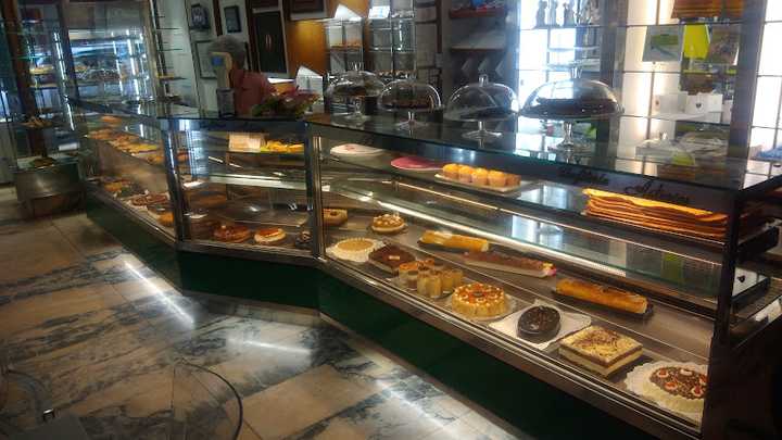 Fotografia tomada fuera de Pastelería Asturias - Pastelería en Oviedo, Asturias