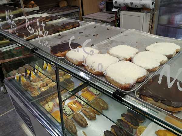 Fotografia tomada fuera de Pastelería Atenea Santurtzi - Gozo-denda en Santurtzi, Bizkaia