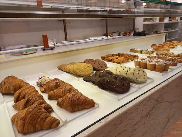 Fotografia tomada fuera de Pastelería Bombonería Praliné - Pastelería en Gijón, Asturias